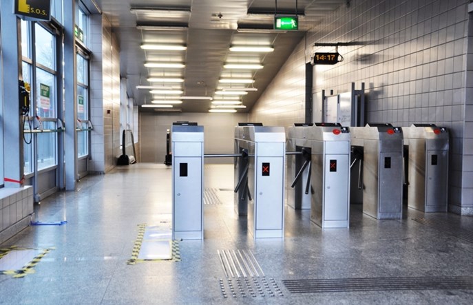 Warszawa: ZTM zamiast likwidować uszczelnia bramki w metrze. Bez szans na sukces