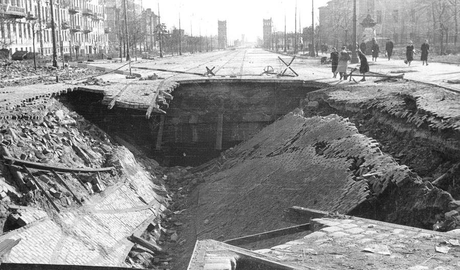 Jaką infrastrukturę kolejową odziedziczyła Polska po II wojnie światowej? Jaką infrastrukturę kolejową odziedziczyła Polska po II wojnie światowej?