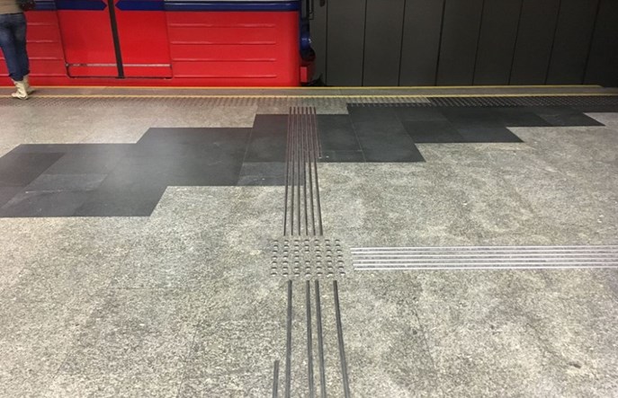 Śliskie listwy dla niewidomych w metrze. Będą analizy i testy nowych rozwiązań