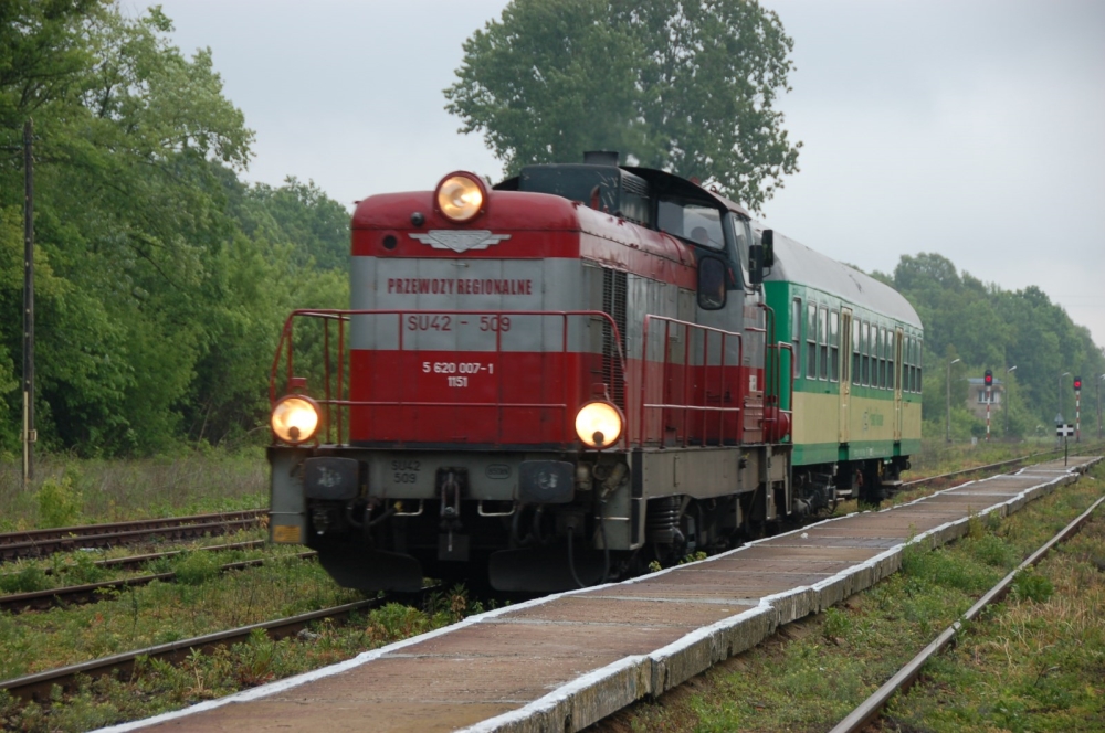 Lokalny pociąg przy peronie stacji Kraśnik, 2012 r.