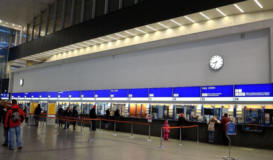 Awaria wodociągowa na dworcu Warszawa Centralna. Nie działają kasy w holu głównym Awaria wodociągowa na dworcu Warszawa Centralna. Nie działają kasy w holu głównym