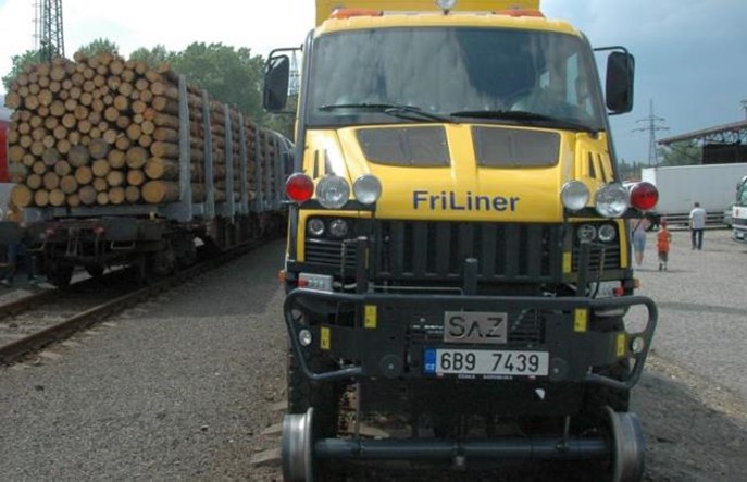 Pojazdy dwudrogowe dla PLK tańsze, niż zakładano