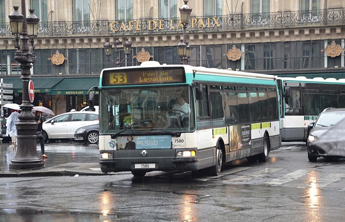 Paryż chce zalegalizować wysiadanie z autobusu poza przystankiem