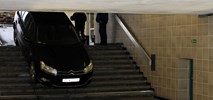 Łódź Kaliska: Kierowca szukał parkingu, wjechał na schody