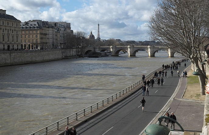 Paryż. Awantura o wyrzucenie samochodów z bulwarów Sekwany