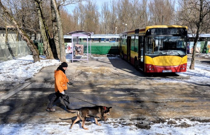 Warszawa: Stary autobus MZA w służbie bezpańskich psów