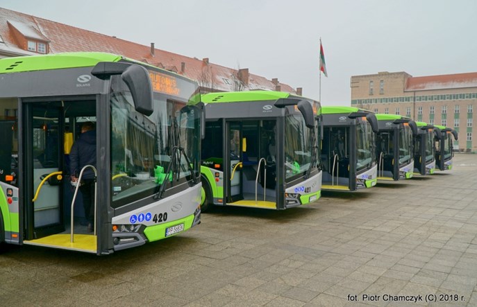 Piła: Dwie oferty na dostawę elektrobusów i ładowarek. Solaris vs Mercedes