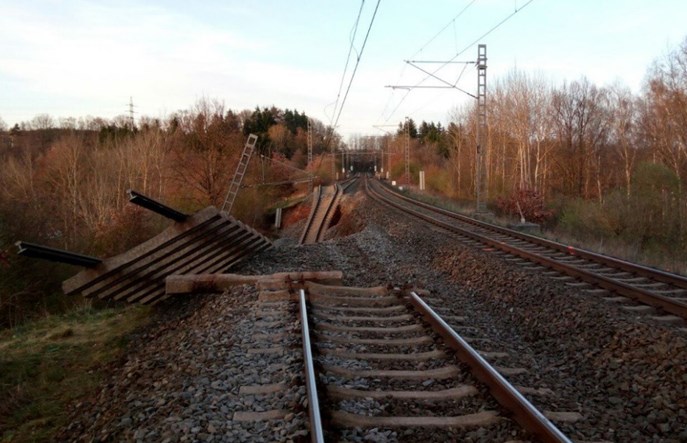 O włos od katastrofy w Czechach. Osunął się nasyp na uczęszczanej linii