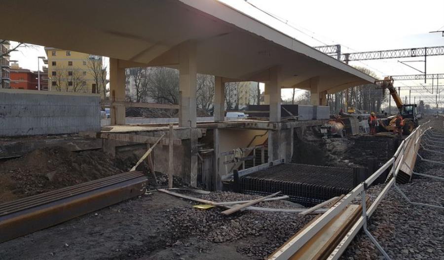 Warszawa: Opóźnienie modernizacji powoduje utrudnienia w ruchu. Jest stanowisko PLK Warszawa: Opóźnienie modernizacji powoduje utrudnienia w ruchu. Jest stanowisko PLK