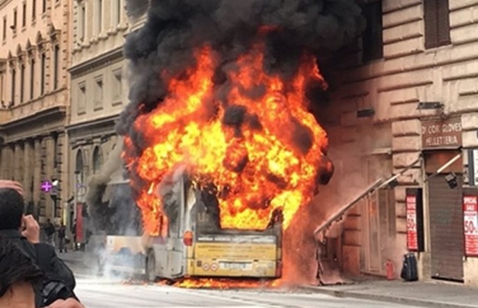 Rzym. Spłonął dziewiąty w tym roku autobus