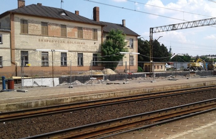 Litania uwag do opóźnionej modernizacji stacji Leszno. Ministerstwo odpowiada