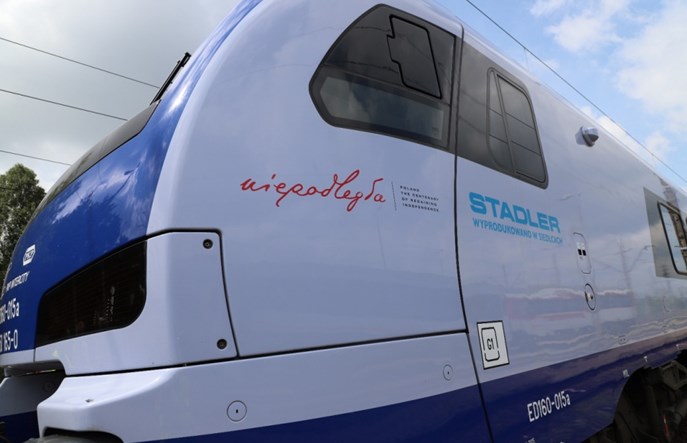 Nie tylko lokomotywy. PKP Intercity okleja też ezety z okazji 100-lecia niepodległości 