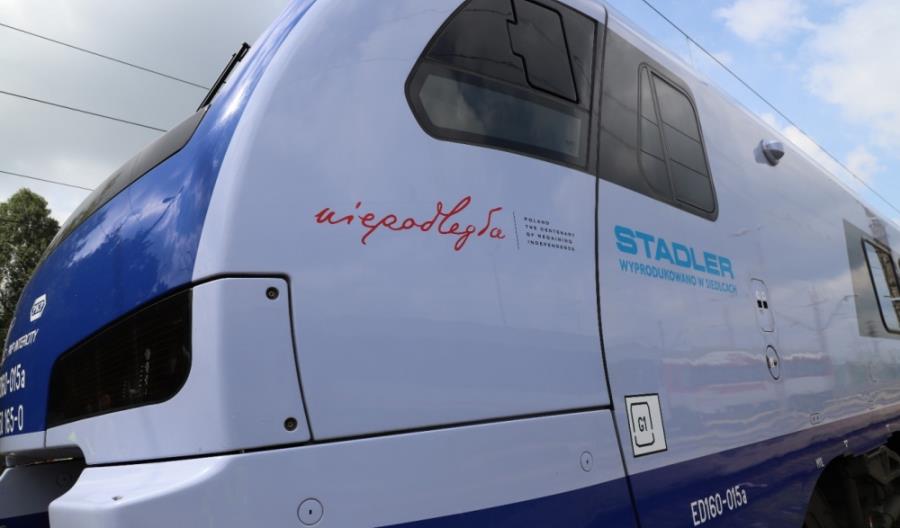 Nie tylko lokomotywy. PKP Intercity okleja też ezety z okazji 100-lecia niepodległości Nie tylko lokomotywy. PKP Intercity okleja też ezety z okazji 100-lecia niepodległości