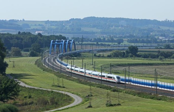 Pociągi wróciły na trasę z Frankfurtu do Kolonii po pożarze