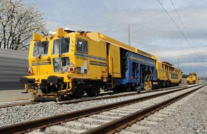 Dolkom i PPM-T z nowoczesnymi podbijarkami Plasser & Theurer