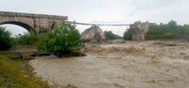W Rumunii podczas powodzi zawalił się most kolejowy [wideo]