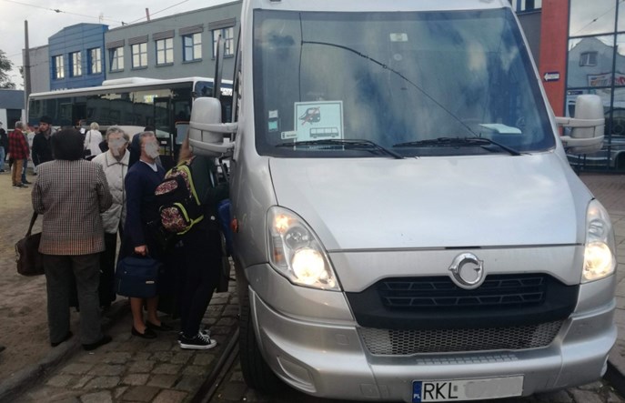 Pasażerowie jak sardynki w zastępczym busie PKP Intercity