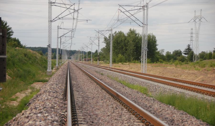 Pociągiem elektrycznym z Lublina do Rzeszowa przez Tarnobrzeg w 2021 r. Pociągiem elektrycznym z Lublina do Rzeszowa przez Tarnobrzeg w 2021 r.