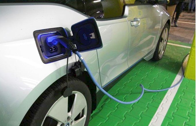 Warszawa stawia kolejne ładowarki elektryczne dla aut