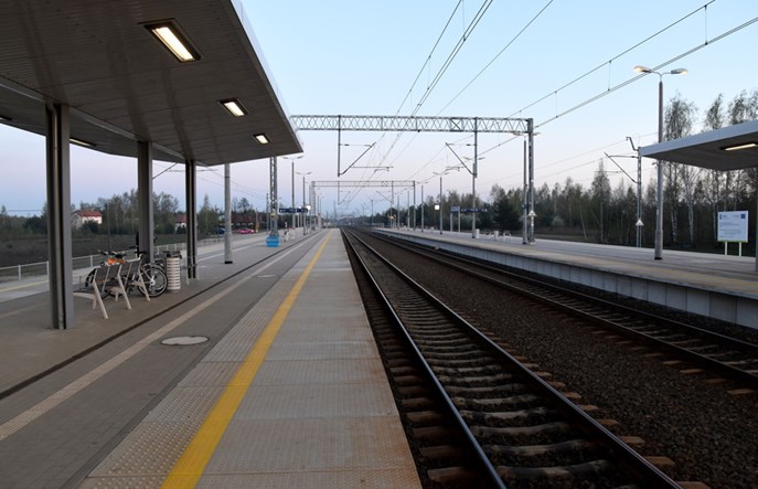 Poważne prace budowlane na linii do Radomia nie mogą się rozpocząć. Jest opóźnienie