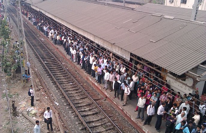 Bombaj. Każdego dnia na torach ginie osiem osób