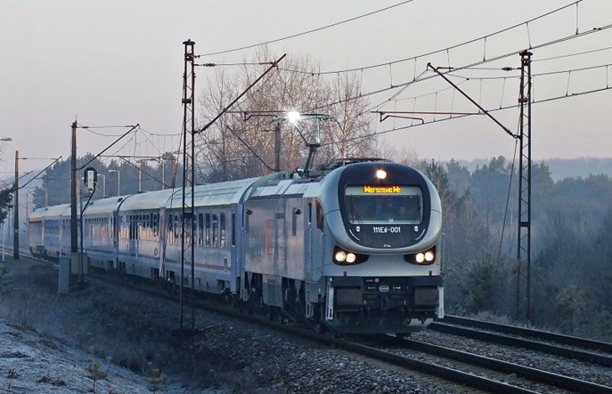 PKP Intercity tłumaczy ogromny spadek punktualności „czynnikami losowymi”