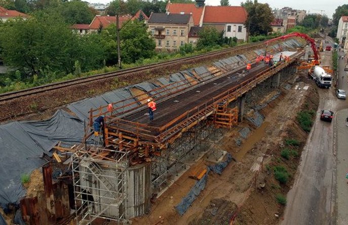Kraków: Pierwszy fragment konstrukcji nowych estakad kolejowych