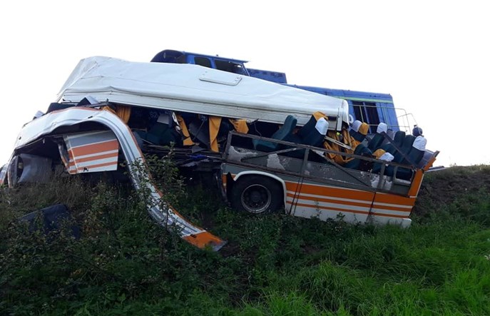 Autobus wjechał pod lokomotywę na przejeździe