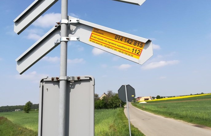 PLK: Żółte naklejki na przejazdach w 9 przypadkach zapobiegły tragediom