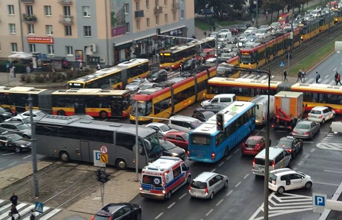 Warszawa. Ilu ludzi stoi w korku na skrzyżowaniu Grójecka/Wawelska?