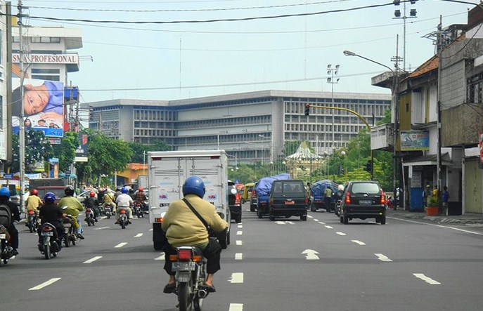 Indonezja. Plastikowe butelki biletami na autobus