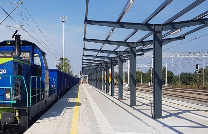 Pierwsze nowe perony na E20 już gotowe