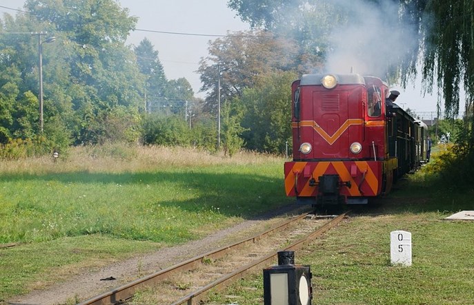Kolej Rogowska wydłuża sezon, bo rośnie ruch turystyczny