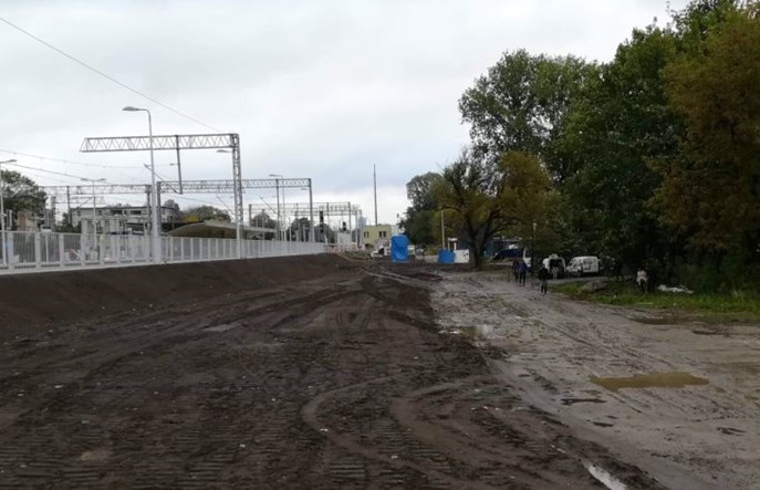 Linia 447 otwarta. Pasażerowie brną w błocie na przystanki