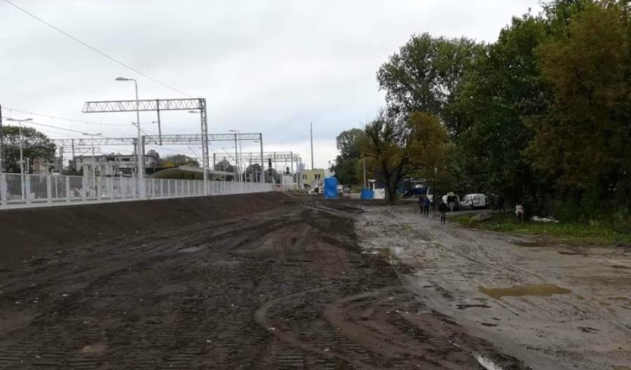 Linia 447 otwarta. Pasażerowie brną w błocie na przystanki Linia 447 otwarta. Pasażerowie brną w błocie na przystanki