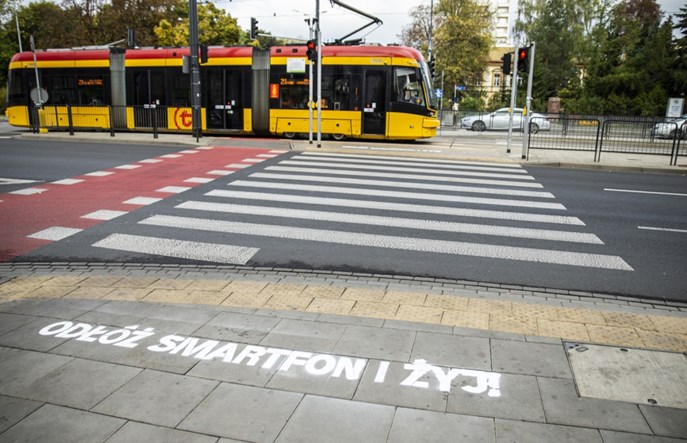 Warszawa. „Odłóż smartfon i żyj”  trafi przed przejścia przy szkołach