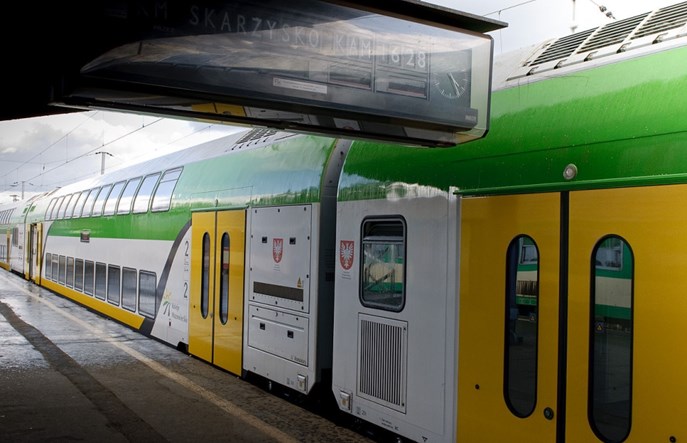 KM: Mniej pociągów w 2019, piętrowe ezt po 2025?