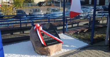 Włoszczowa Północ ma tablicę upamiętniającą P. Gosiewskiego, Jasło – pomnik patronki kolejarzy