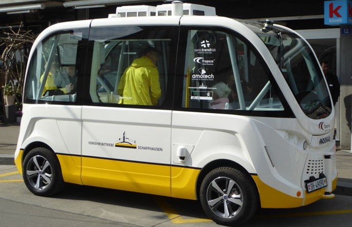 Szwajcaria: Dwa busy autonomiczne w maleńkim Neuhausen