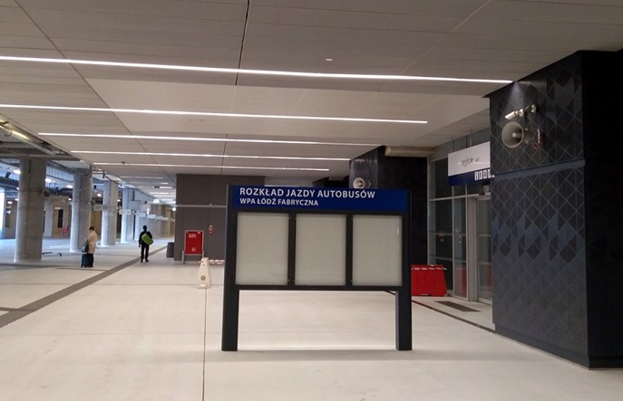 Łódź Fabryczna: Wreszcie stanęła... gablota na rozkład jazdy