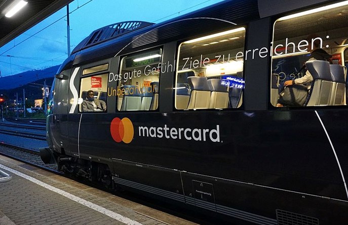 Mastercard: Mieszkańcy miast chcą płacić kartą także za transport