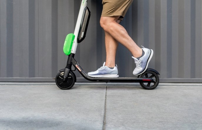 Warszawa. Hulajnogista wjechał w pieszą na chodniku. Mandat dla niej