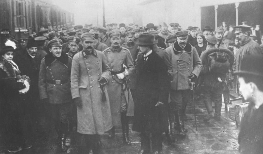 10 listopada 1918 r. - Piłsudski na Dworcu Wiedeńskim w Warszawie 10 listopada 1918 r. - Piłsudski na Dworcu Wiedeńskim w Warszawie