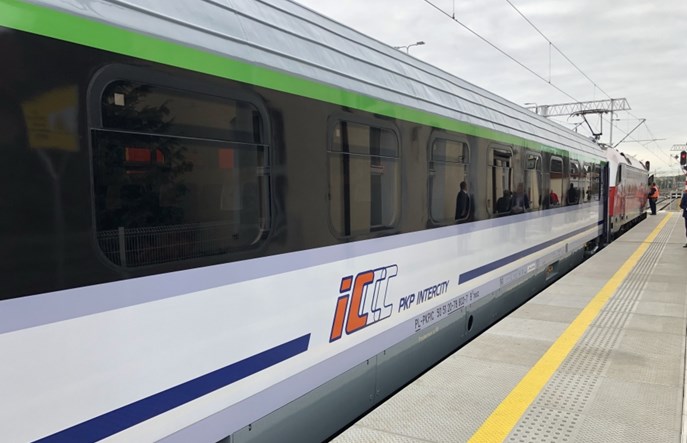 Pierwsze 10 wagonów 174A zmodernizowanych przez FPS w PKP Intercity