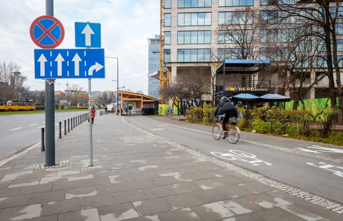 Warszawa inwestuje w „zielony beton”, czyli chodniki zjadające smog