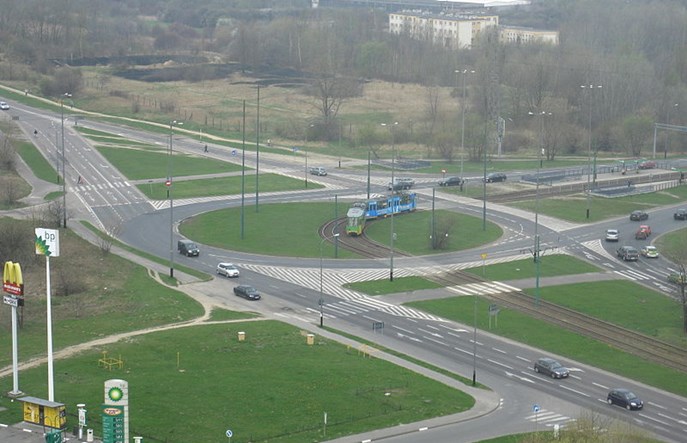 Poznań. Na rondzie Żegrze kończy się układanie torowiska