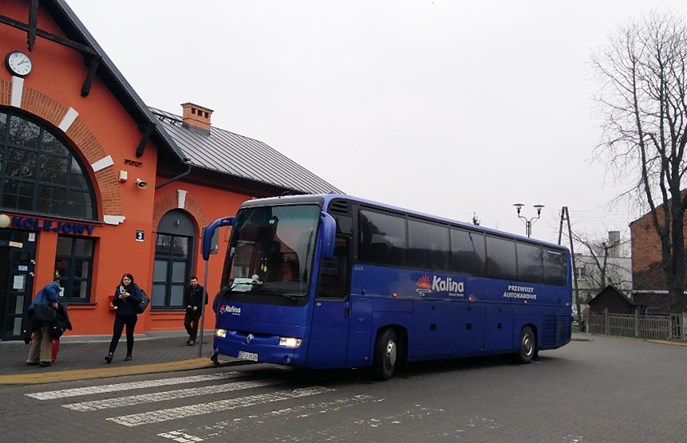 Łódź – Sieradz: Podróżni nie mieszczą się do autobusów zastępczych. „To incydent”