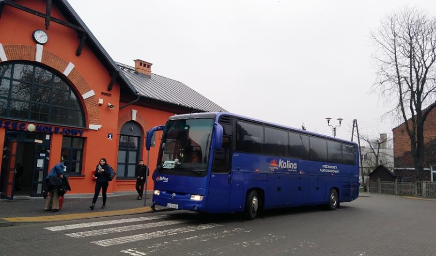Łódź – Sieradz: Podróżni nie mieszczą się do autobusów zastępczych. „To incydent”