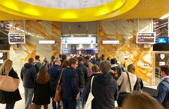 Metro: Problematyczny łącznik przesiadkowy. Pasażerów coraz więcej