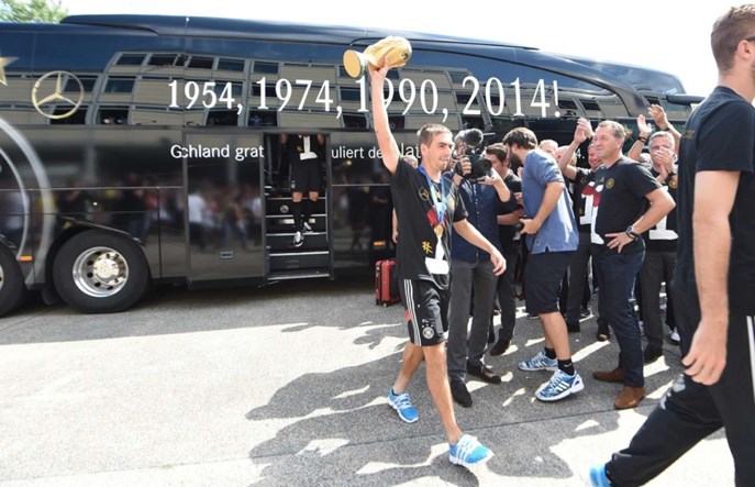 Po 46 latach niemieccy piłkarze żegnają się z autokarem Mercedesa